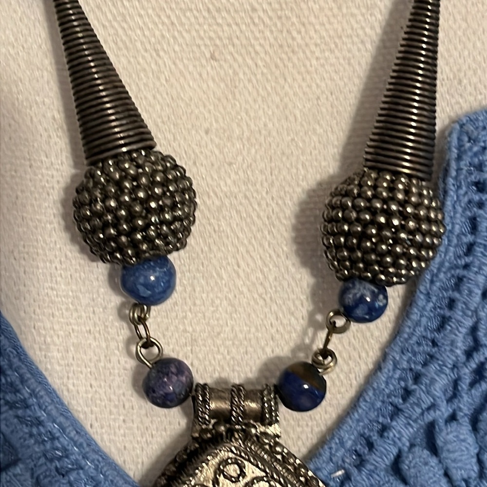 Vintage tribal Silvertone and lapis necklace - Picture 3 of 12
